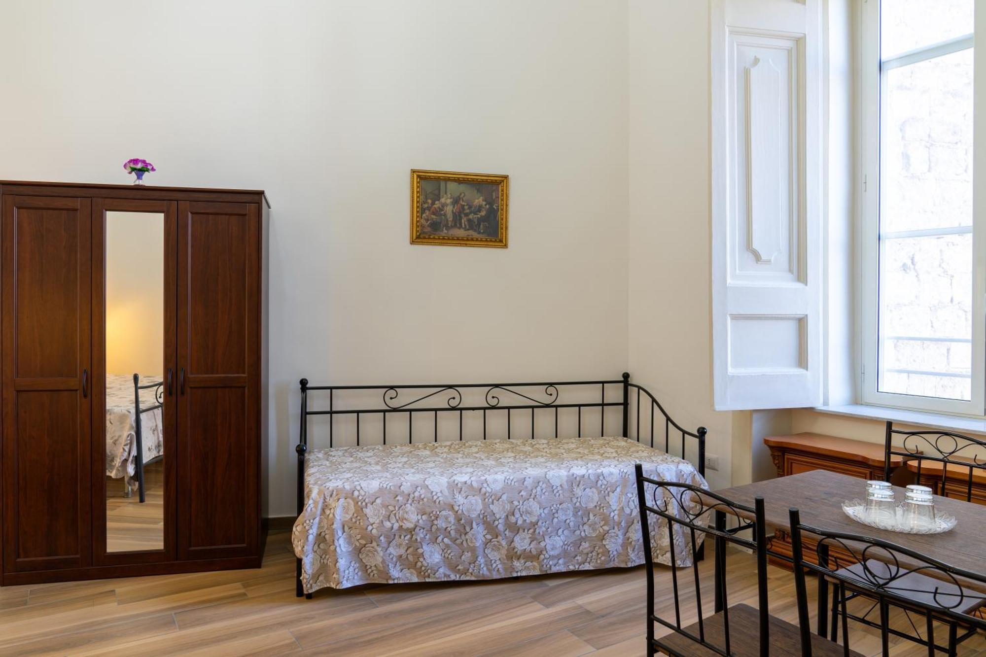 B&B Palazzo Sersale Napoli Eksteriør billede